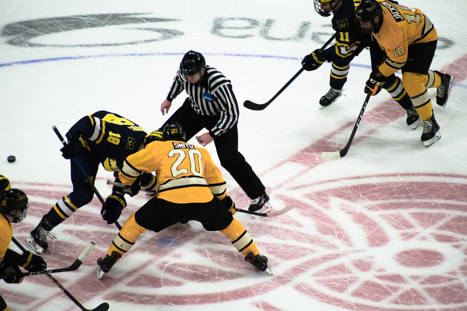 Tekning vid mittpunkten med domare under en SHL-match 2026/2027