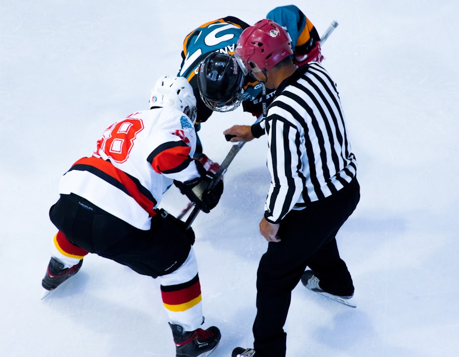 Tekning mellan två spelare och domare i en ishockeymatch