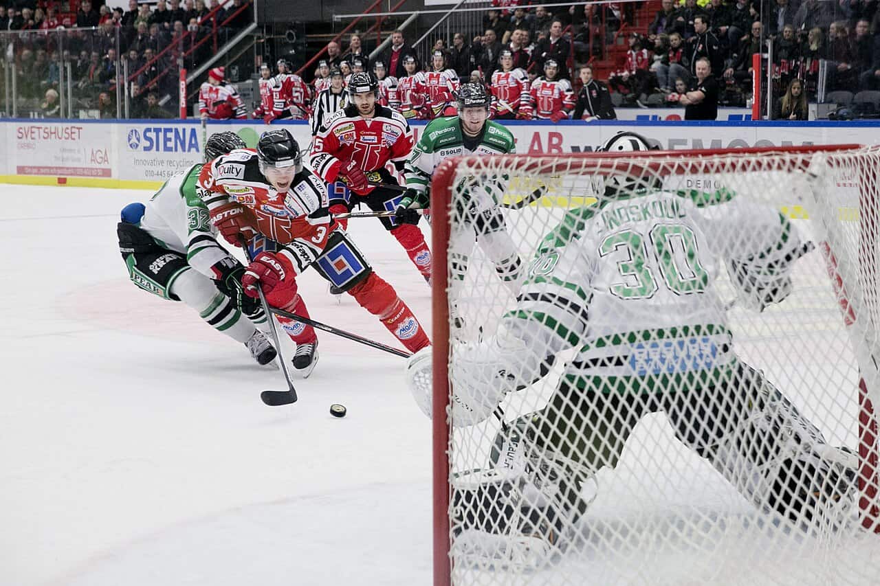 Målvakt som försvarar målet i en ishockeymatch