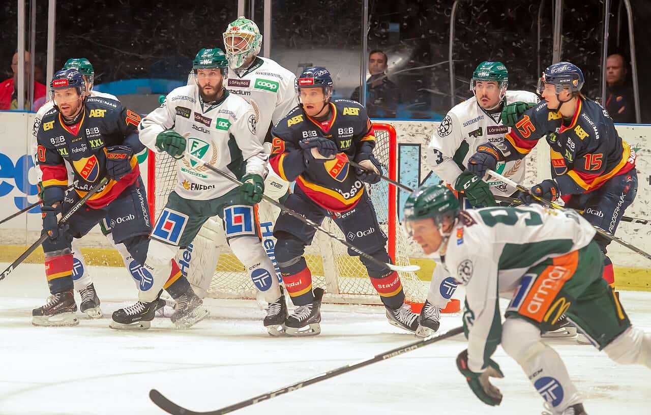 SHL-spelare i kamp framför målet under en grundseriematch