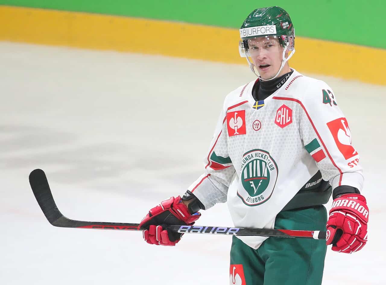 SHL-spelare med klubba under en match 2026/2027