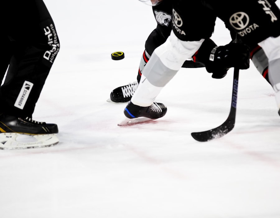 Närbild på puck och skridskor under en tekning i SHL 2026/2027