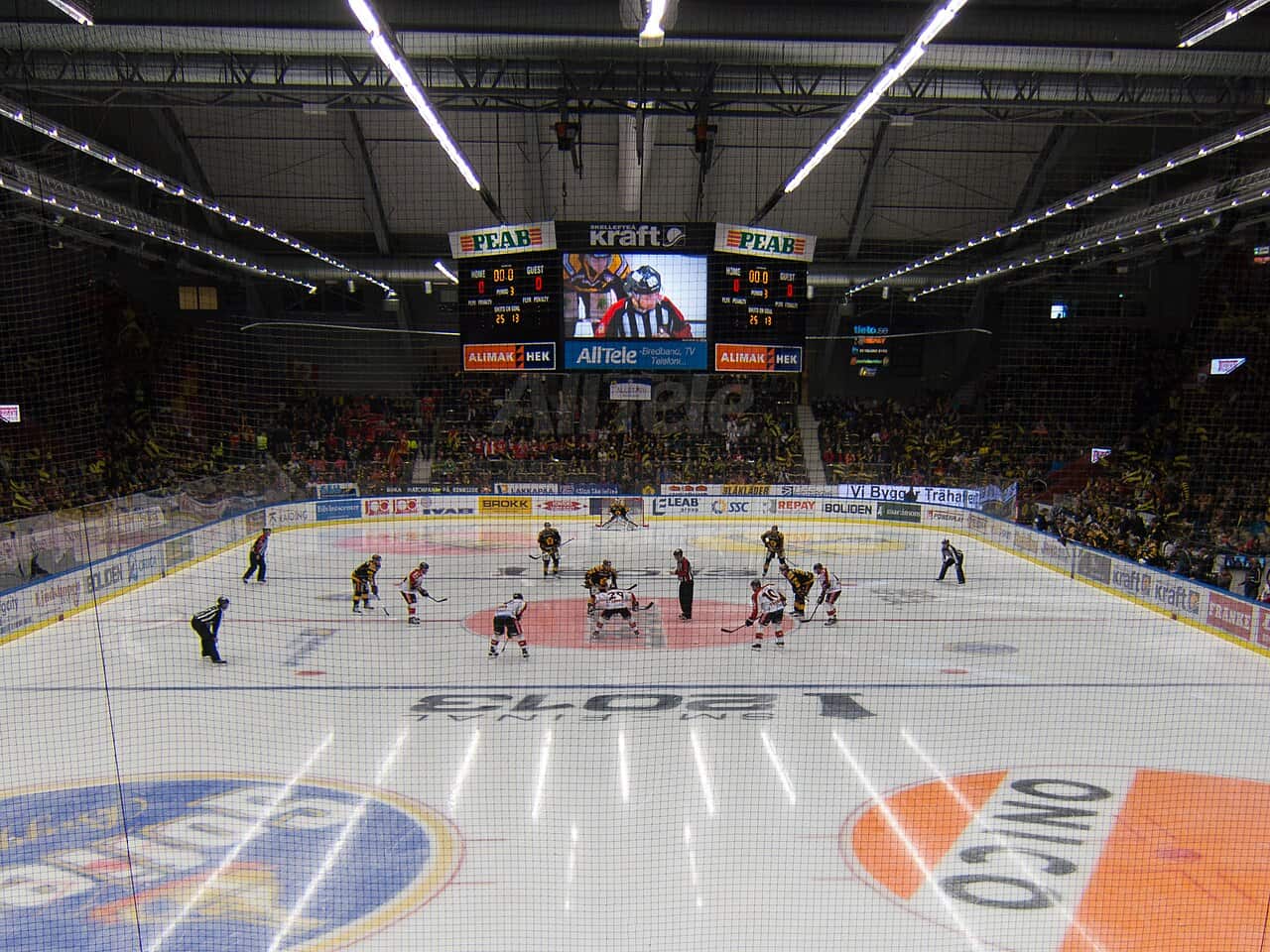 Ishockeyspelare samlade inför nedsläpp i en SHL-match