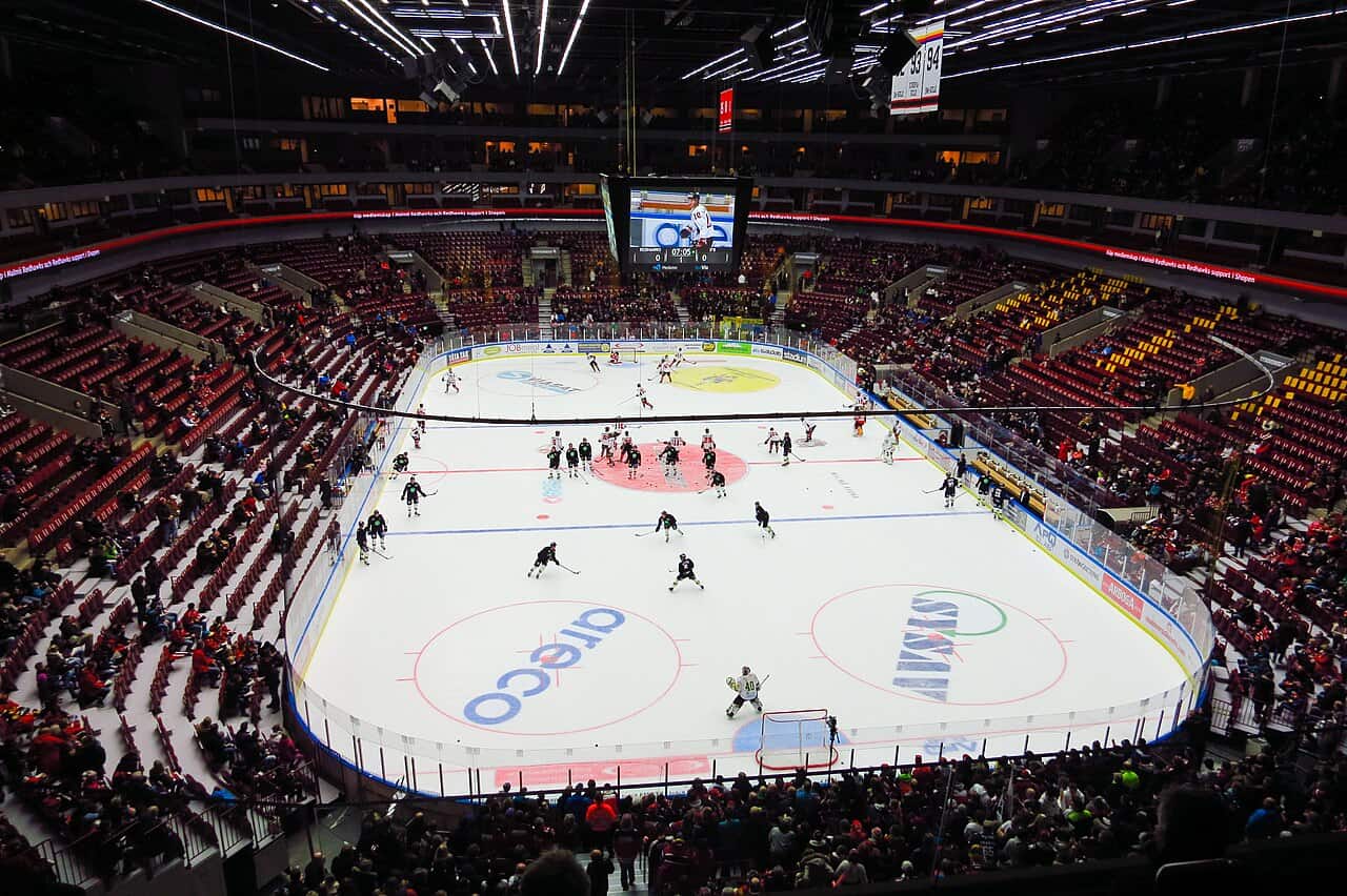 Hockeyarena med hockeyspelare som värmer upp inför SHL-match