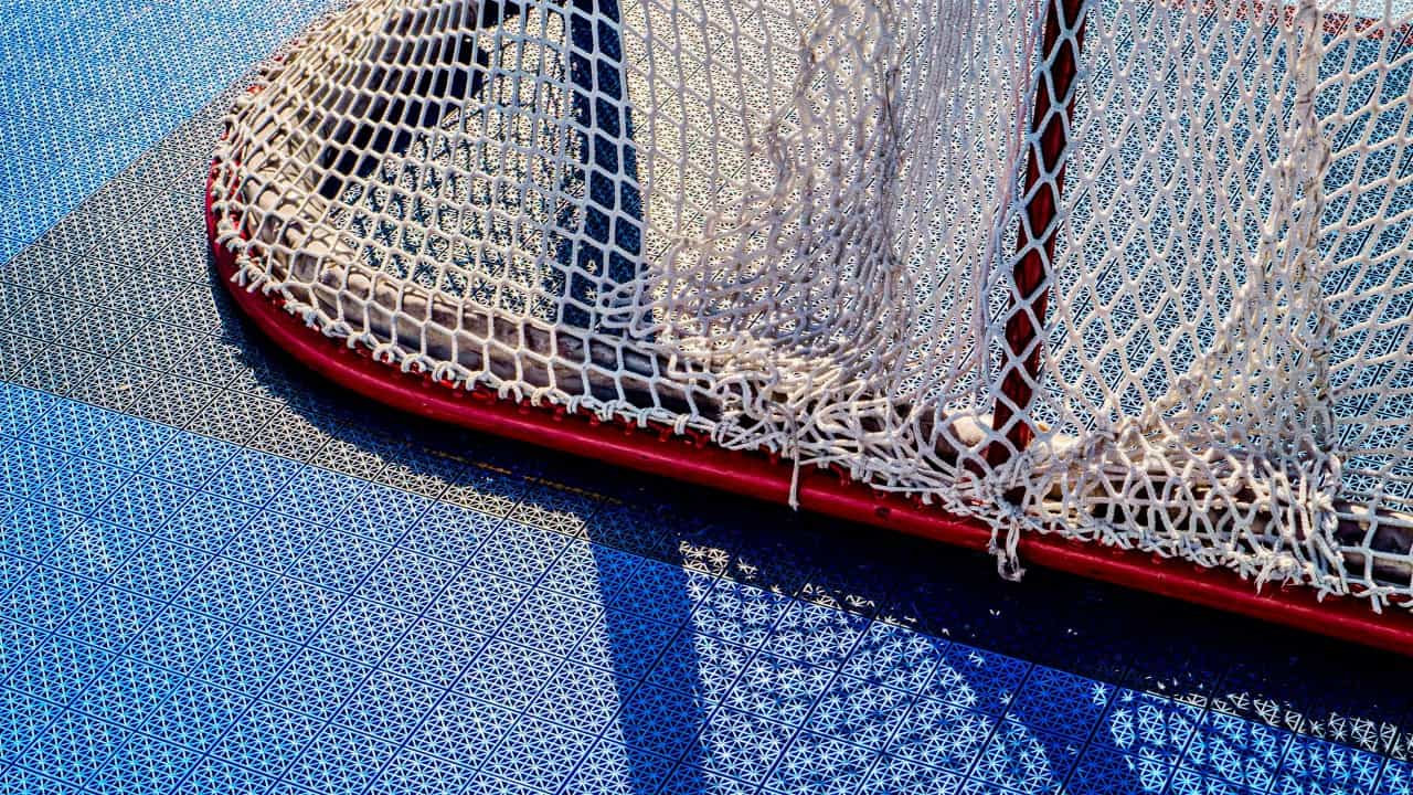 Hockeymål på gummimatta för hockeyspel utomhus på sommaren